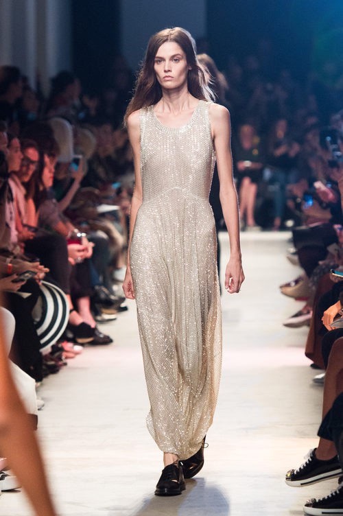Vestido beige de la colección primavera/verano 2016 de John Galliano en Paris Fashion Week