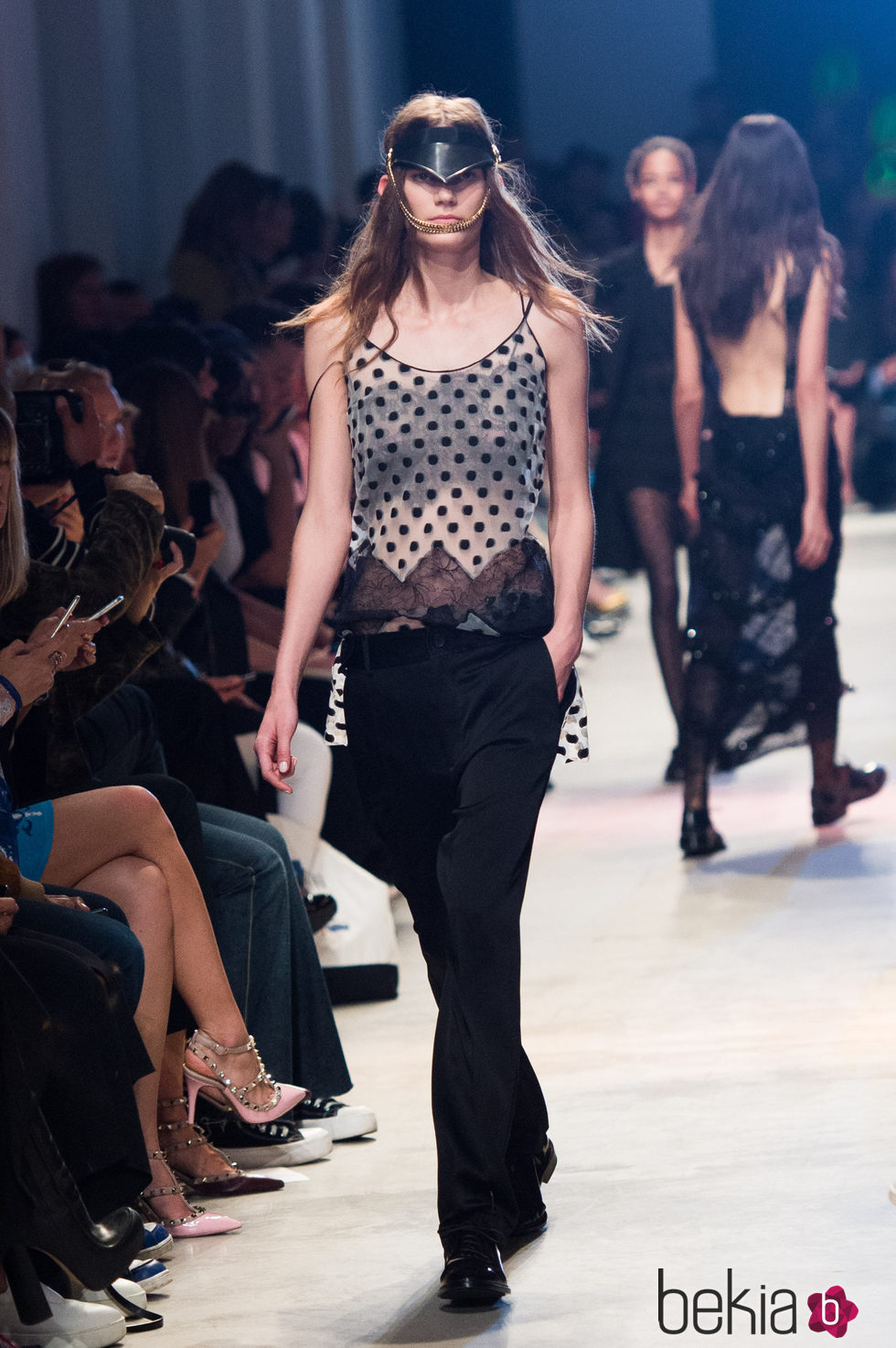 Camisa de puntos y pantalón negro de la nueva colección primavera/verano 2016 de John Galliano en Paris Fashion Week