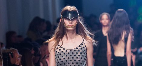 Camisa de puntos y pantalón negro de la nueva colección primavera/verano 2016 de John Galliano en Paris Fashion Week