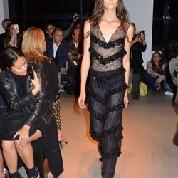 Vestido negro con volantes de la nueva colección primavera/verano 2016 de John Galliano en Paris Fashion Week
