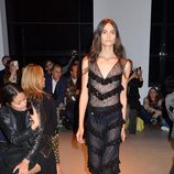 Vestido negro con volantes de la nueva colección primavera/verano 2016 de John Galliano en Paris Fashion Week