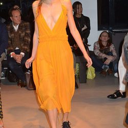 Vestido naranja escotado de la nueva colección primavera/verano 2016 de John Galliano en Paris Fashion Week