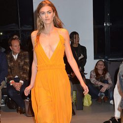 Vestido naranja escotado de la nueva colección primavera/verano 2016 de John Galliano en Paris Fashion Week