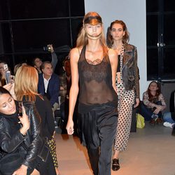 Camisa con transparencias y pantalón largo negro de la nueva colección primavera/verano 2016 de John Galliano en Paris Fashion Week