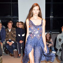 Vestido azul con puntos blancos de la nueva colección primavera/verano 2016 de John Galliano en Paris Fashion Week