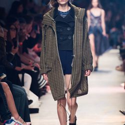 Abrigo marrón de cuadros de la nueva colección primavera/verano 2016 de John Galliano en Paris Fashion Week