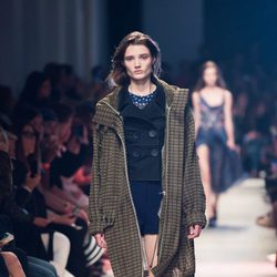 Abrigo marrón de cuadros de la nueva colección primavera/verano 2016 de John Galliano en Paris Fashion Week