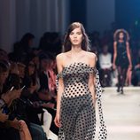 Vestido transparente con puntos de la nueva colección primavera/verano 2016 de John Galliano en Paris Fashion Week