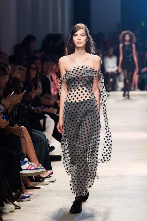 Vestido transparente con puntos de la nueva colección primavera/verano 2016 de John Galliano en Paris Fashion Week
