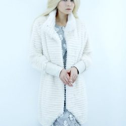 Abrigo blanco y vestido gris de la nueva colección otoño/invierno 2015/2016 de Van-Dos