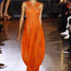 Vestido naranja largo de la colección de primavera/verano 2016 de Stella McCartney en Paris Fashion Week