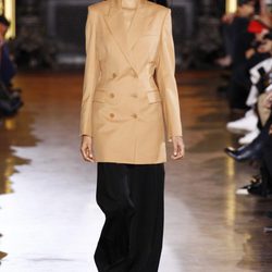 Gabardina marrón y pantalón negro de la colección de primavera/verano 2016 de Stella McCartney en Paris Fashion Week