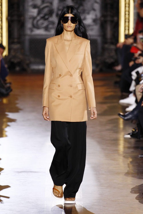 Gabardina marrón y pantalón negro de la colección de primavera/verano 2016 de Stella McCartney en Paris Fashion Week
