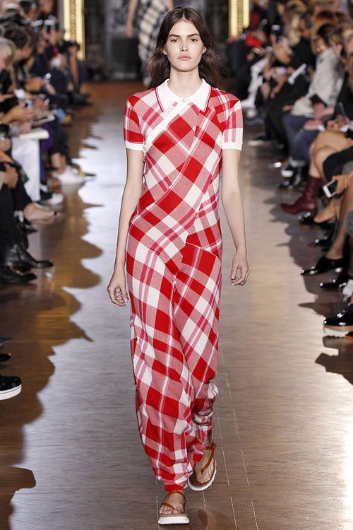 Vestido de cuadros de la colección primavera/verano 2016 de Stella McCartney en Paris Fashion Week