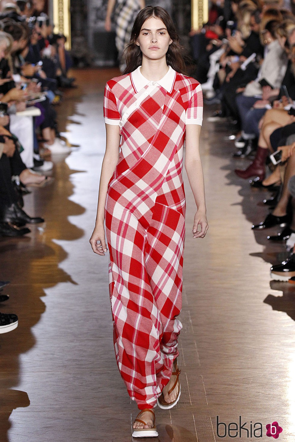 Vestido de cuadros de la colección primavera/verano 2016 de Stella McCartney en Paris Fashion Week