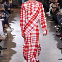 Vestido de cuadros y manga larga de la colección primavera/verano 2016 de Stella McCartney en Paris Fashion Week