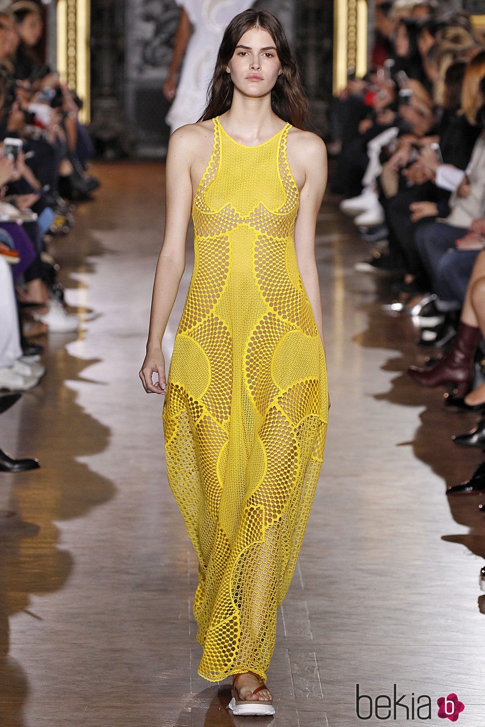 Vestido amarillo largo de la colección de primavera/verano 2016 de Stella McCartney en Paris Fashion Week