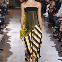 Vestido amarillo y negro de la colección de primavera/verano 2016 de Stella McCartney en Paris Fashion Week