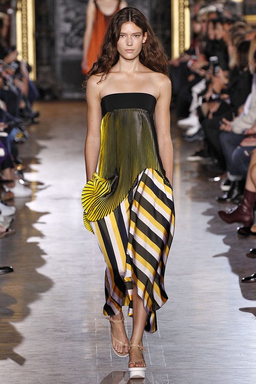 Vestido amarillo y negro de la colección de primavera/verano 2016 de Stella McCartney en Paris Fashion Week