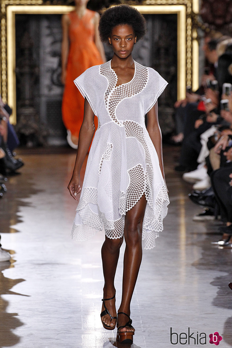 Vestido blanco asimétrico de la colección de primavera/verano 2016 de Stella McCartney en Paris Fashion Week