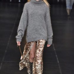 Jersey gris y falda de animal print de la colección primavera/verano 2016 de Yves Saint Laurent en Paris Fashion Week