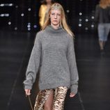 Jersey gris y falda de animal print de la colección primavera/verano 2016 de Yves Saint Laurent en Paris Fashion Week