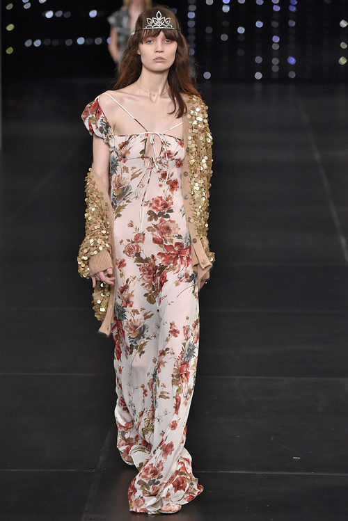 Vestido de estampado floral de la colección primavera/verano 2016 de Yves Saint Laurent en Paris Fashion Week