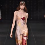 Vestido en colores tierra de la colección primavera/verano 2016 de Yves Saint Laurent en Paris Fashion Week