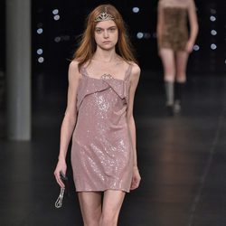 Vestido corto con purpurina de la colección de primavera/verano 2016 de Yves Saint Laurent en Paris Fashion Week