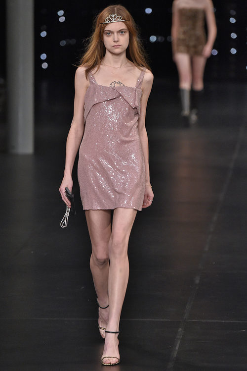 Vestido corto con purpurina de la colección de primavera/verano 2016 de Yves Saint Laurent en Paris Fashion Week