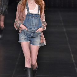 Peto vaquero corto de la colección primavera/verano 2016 de Yves Saint Laurent en Paris Fashion Week
