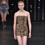 Vestido animal print de la colección primavera/verano 2016 de Yves Saint Laurent en Paris Fashion Week