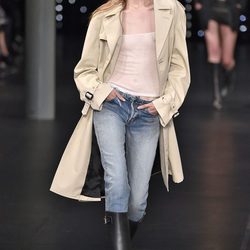 Gabardina beige y vaqueros de la colección primavera/verano 2016 de Yves Saint Laurent en Paris Fashion Week