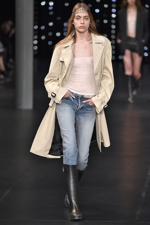 Gabardina beige y vaqueros de la colección primavera/verano 2016 de Yves Saint Laurent en Paris Fashion Week