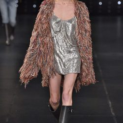 Abrigo en colores tierra de la colección primavera/verano 2016 de Yves Saint Laurent en Paris Fashion Week