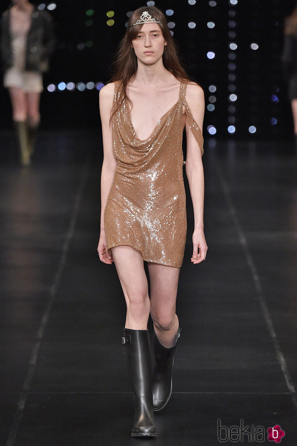 Vestido marrón purpurina de la colección primavera/verano 2016 de Yves Saint Laurent en Paris Fashion Week