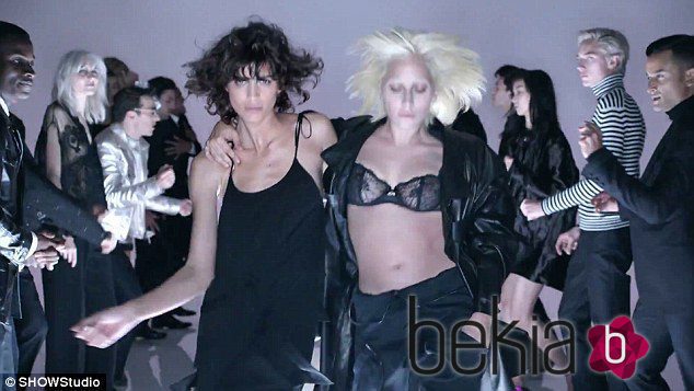 Lady Gaga bailando en la nueva campaña de Tom Ford
