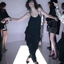 Modelo desfilando con un jumpsuit negro en la nueva campaña del diseñador Tom Ford