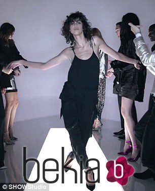 Modelo desfilando con un jumpsuit negro en la nueva campaña del diseñador Tom Ford
