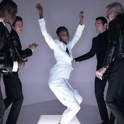 Modelo desfilando con un traje blanco en la nueva campaña del diseñador Tom Ford