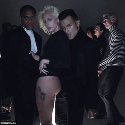 Lady Gaga con otros bailarines en la nueva campaña de Tom Ford