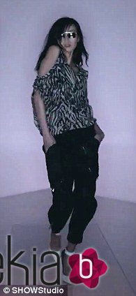 Modelo desfilando con camiseta de print animal y pantalón negro de Tom Ford