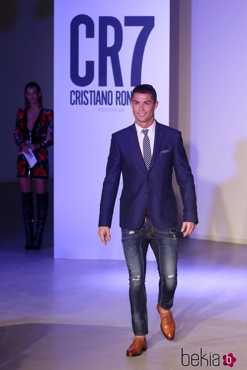Cristiano Ronaldo ejerciendo de modelo en la presentación de su nueva colección de zapatos