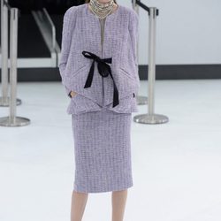 Traje de chaqueta malva de la nueva colección de Chanel primavera/verano 2016 en París Fashion Week