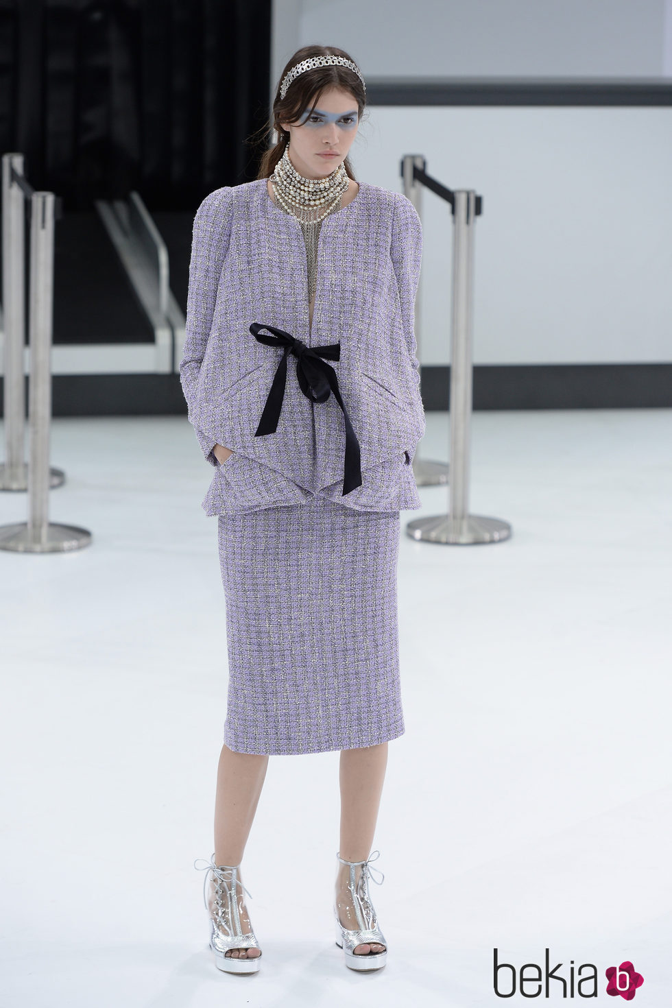 Traje de chaqueta malva de la nueva colección de Chanel primavera/verano 2016 en París Fashion Week