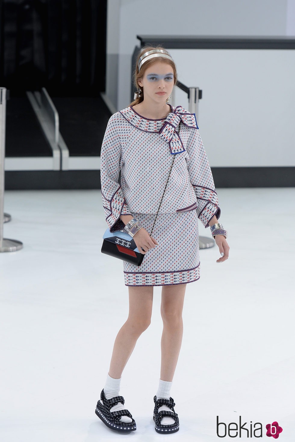 Camisa y falda con estampado de aviones de la nueva colección de Chanel primavera/verano 2016 en París Fashion Week