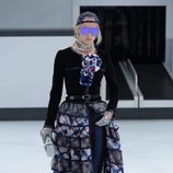 Falda de volantes y chaqueta negra de la nueva colección de Chanel primavera/verano 2016 en París Fashion Week