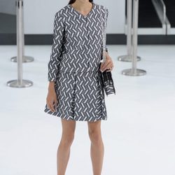 Vestido gris y negro de la nueva colección de Chanel primavera/verano 2016 en París Fashion Week
