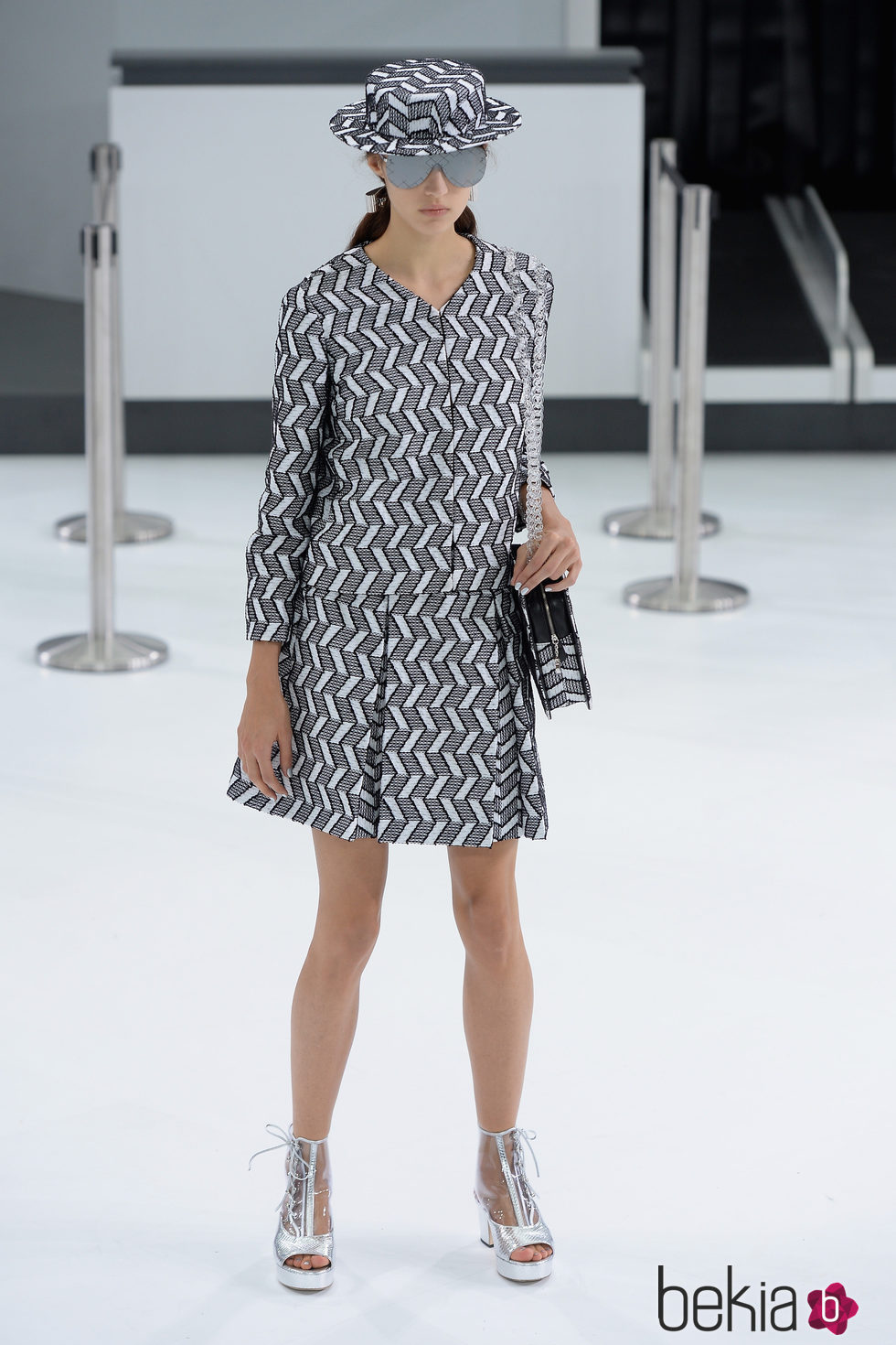 Vestido gris y negro de la nueva colección de Chanel primavera/verano 2016 en París Fashion Week
