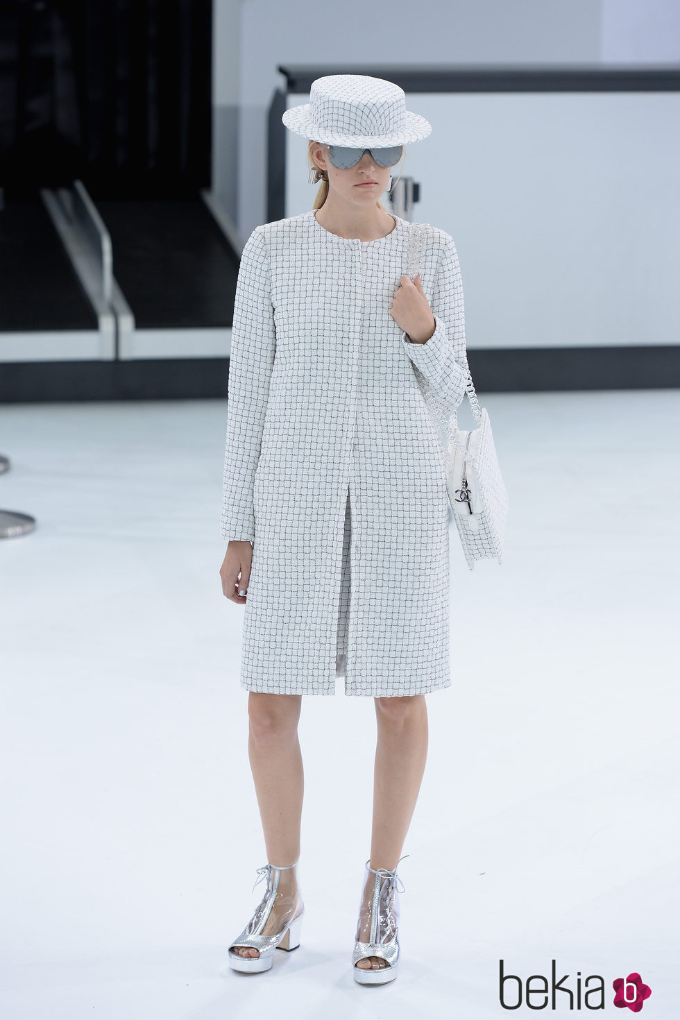 Abrigo blanco de la nueva colección de Chanel primavera/verano 2016 en París Fashion Week